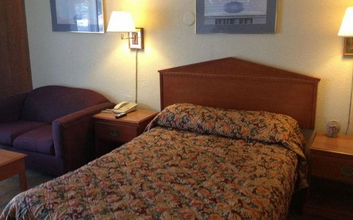 Woodbridge Inn & Suites (TraveLodge) - From Web Listing (newer photo)